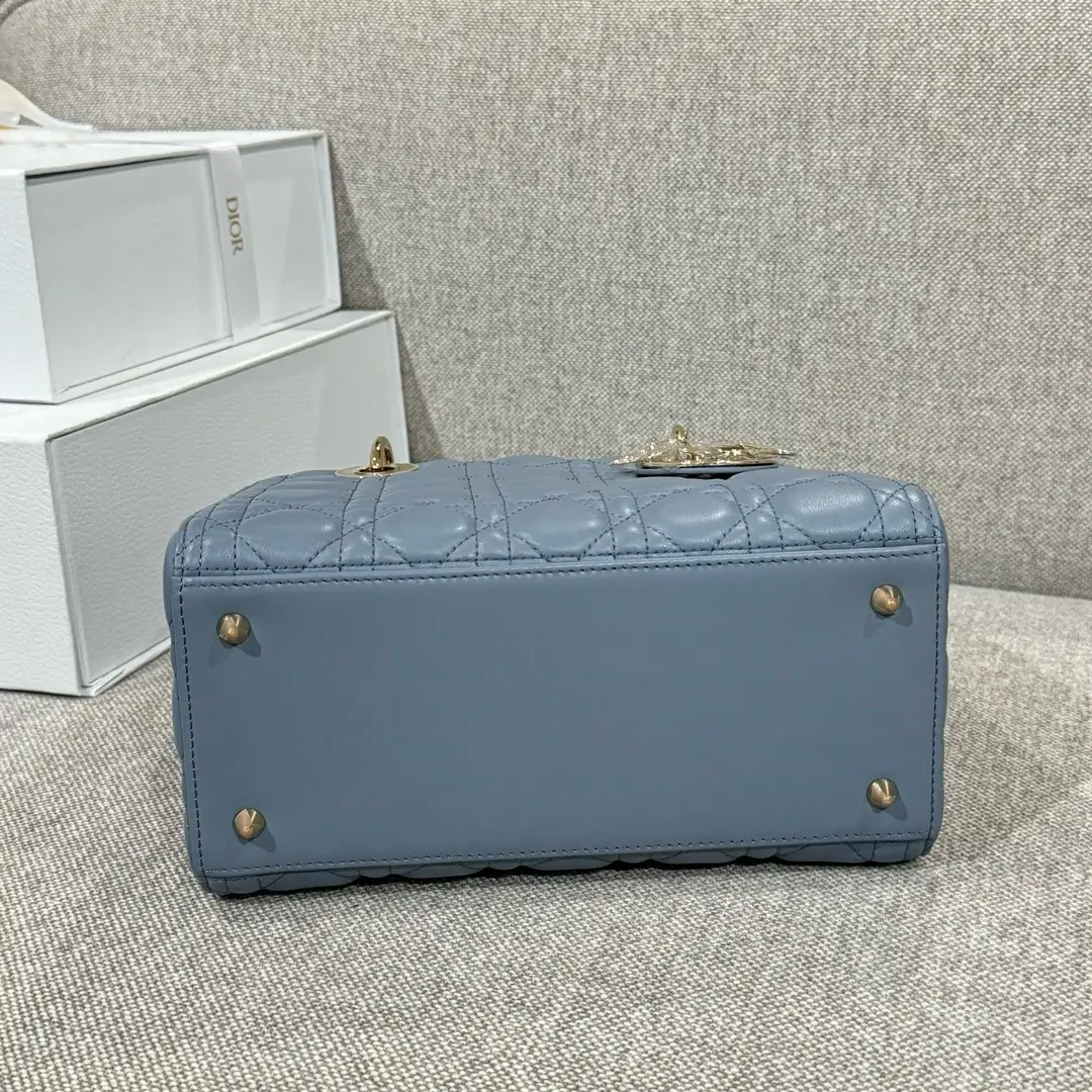 ميديام ليدي د